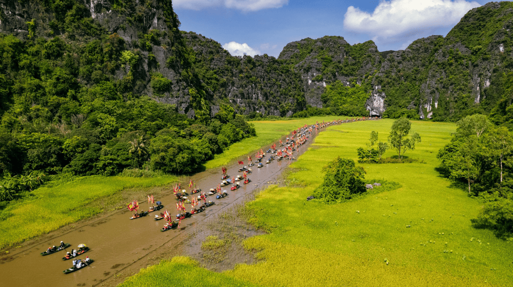 Explore dramatic karst formations and mysterious water caves by sampan (Source: Fanpage Tam Coc Scenic Area - Khu du lịch Tam Cốc)